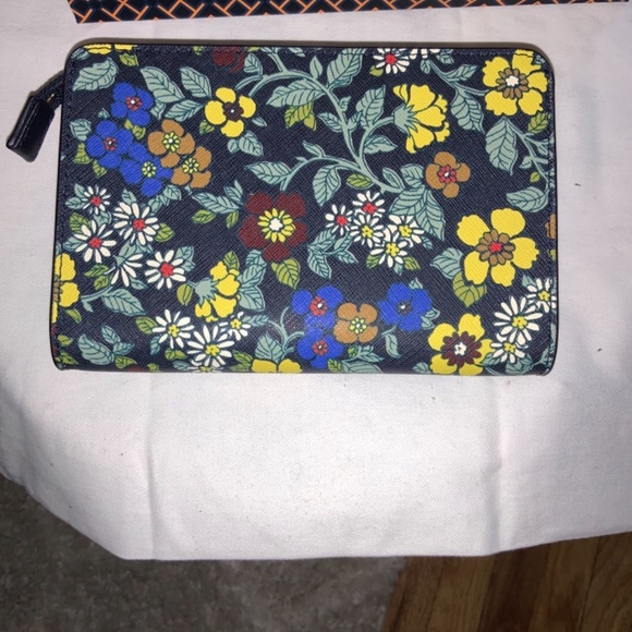 NWT Tory Burch Emerson Printed Wristlet - Picture 3 of 4